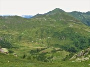 52 Dalla cresta di vetta di cima Mincucco vista verso Ca San Marco con Pizzo Segade e Monte Fioraro 